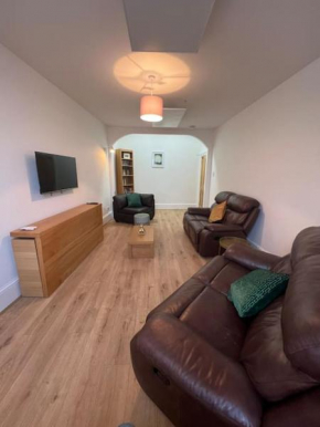 Substantial 5 Bed Townhouse